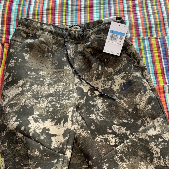 Sale $40 Nike tech fleece size medium slim fit tapered leg,  Camouflage nwt - Picture 4 of 16